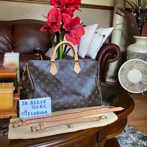 ❌SOLD❌ on another site. Speedy Bandouliere 35